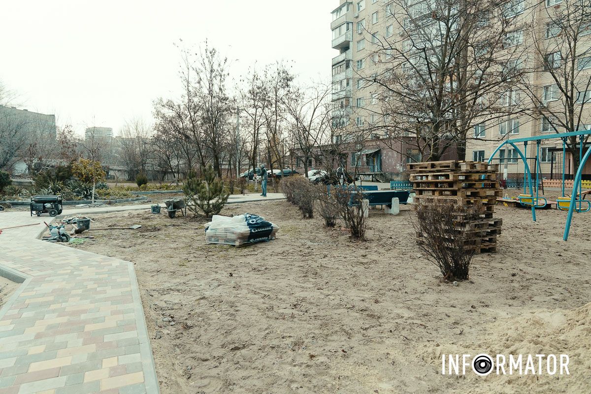 Планують ще укласти 470 м² плитки, встановити 18 лавок, 13 урн і трьох столів з лавками У Дніпрі на Янтарній створюють нову зону відпочинку: як вона виглядає 5