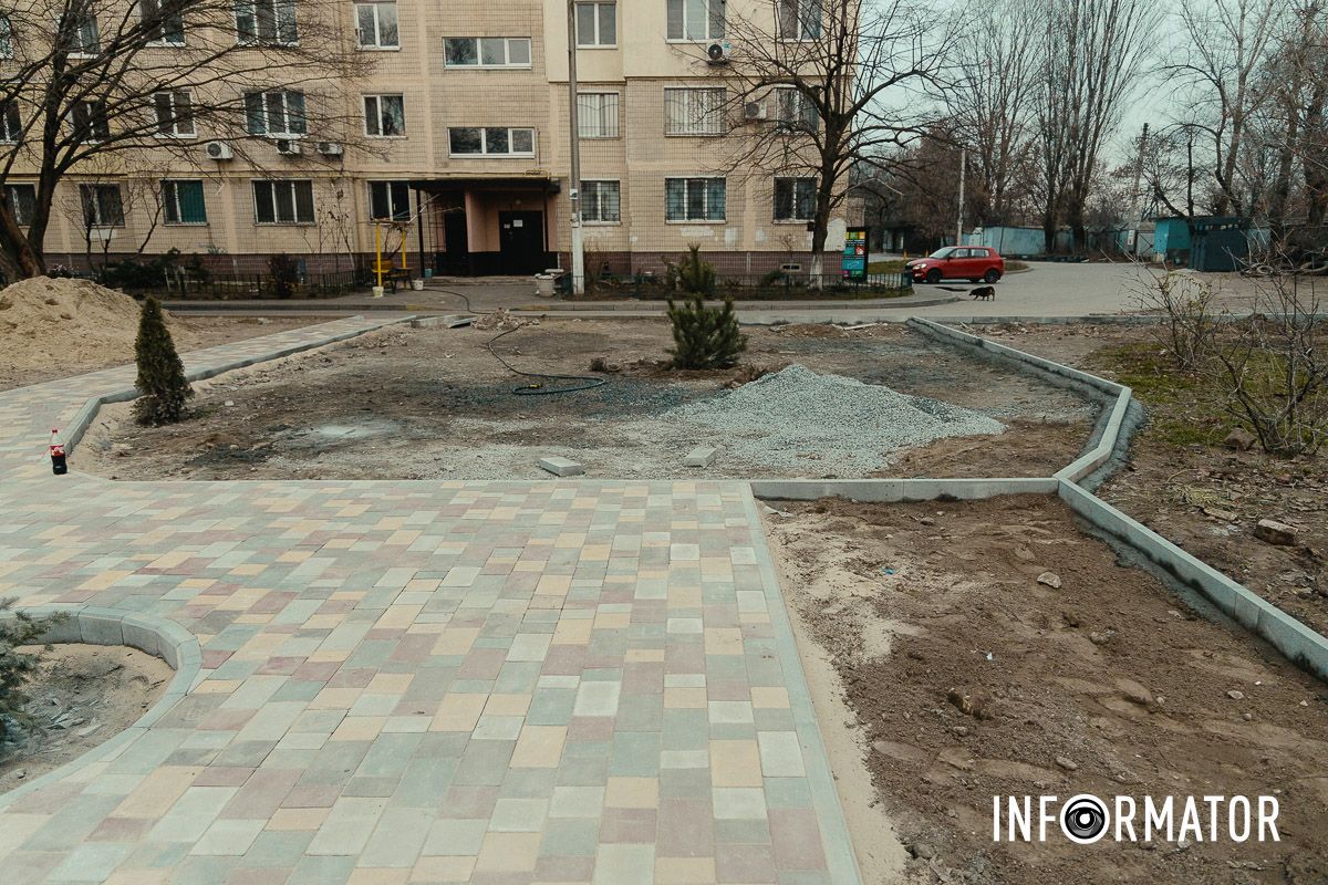 Разом із комунальниками вони висадили понад 50 хвойних рослин У Дніпрі на Янтарній створюють нову зону відпочинку: як вона виглядає 7