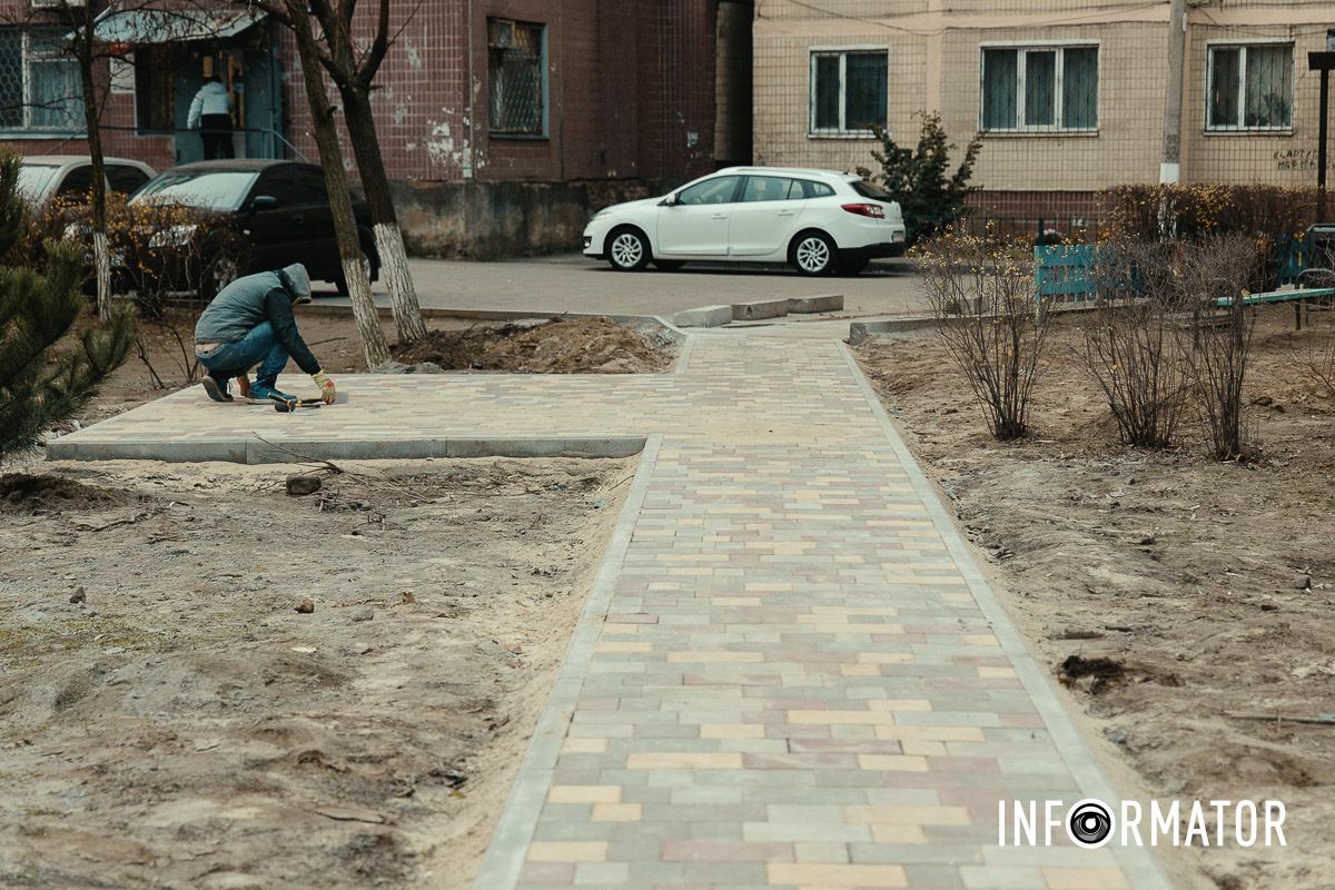 Новий мінісквер біля багатоповерхівки У Дніпрі на Янтарній створюють нову зону відпочинку: як вона виглядає 9