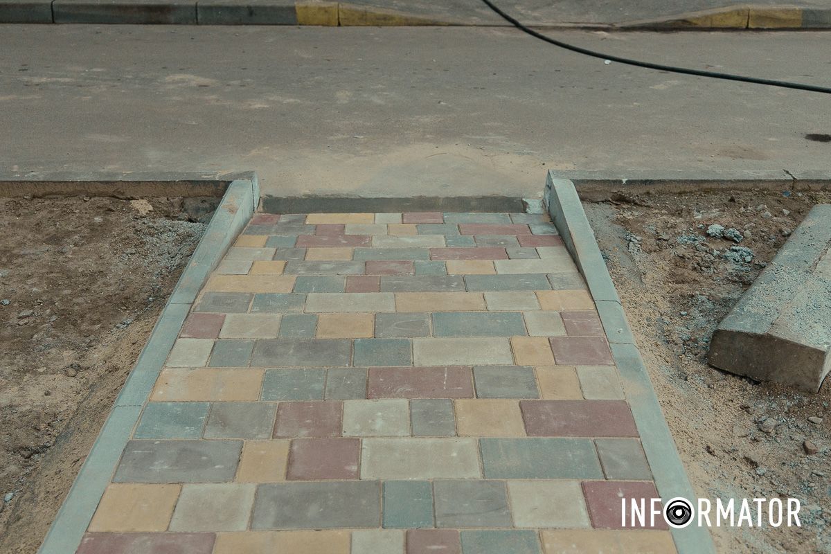 Різнокольорова доріжка У Дніпрі на Янтарній створюють нову зону відпочинку: як вона виглядає 11