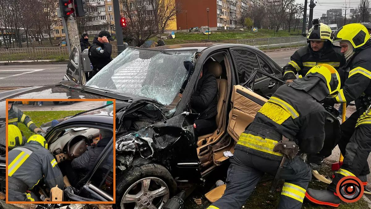Водія затисло в салоні: деталі аварії у Дніпрі на Калиновій біля “АЗС “Юкон” від рятувальників