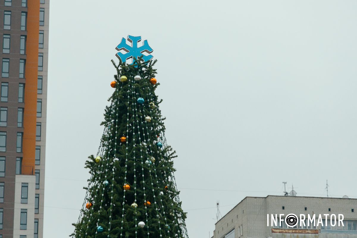 У сквері Усачова на проспекті Петра Калнишевського встановили та прикрасили новорічну ялинку У Дніпрі в сквері Усачова встановили новорічну ялинку 1