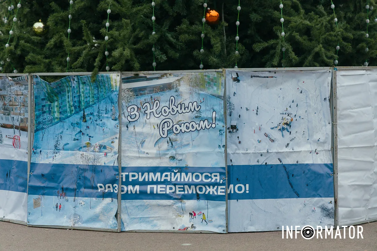 Дерево розмістили між скейтмайданчиком і храмом У Дніпрі в сквері Усачова встановили новорічну ялинку 3