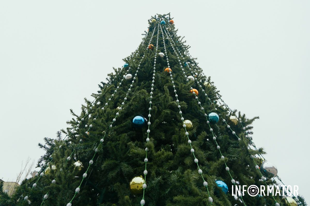 Як повідомляє Інформатор із місця події, ялинка майже така сама, як і торішня У Дніпрі в сквері Усачова встановили новорічну ялинку 4