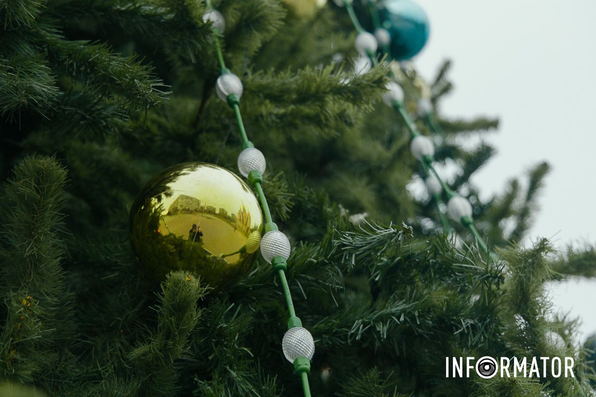 Її висота — близько п’яти метрів У Дніпрі в сквері Усачова встановили новорічну ялинку 5