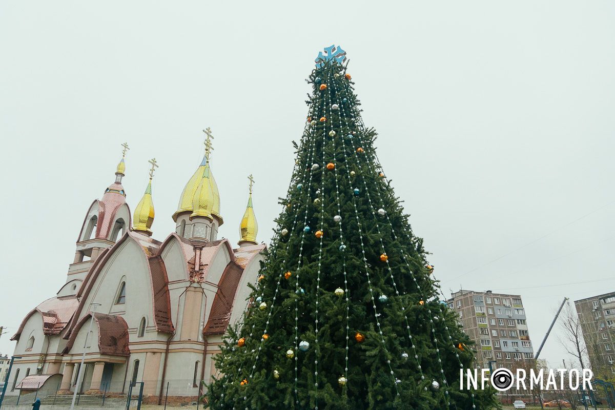 Навколо встановили невеликий декоративний паркан У Дніпрі в сквері Усачова встановили новорічну ялинку 6