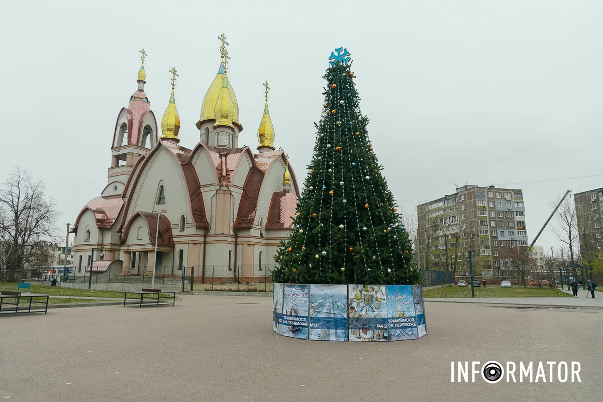 Відкриття заплановане на 5 грудня У Дніпрі в сквері Усачова встановили новорічну ялинку 7