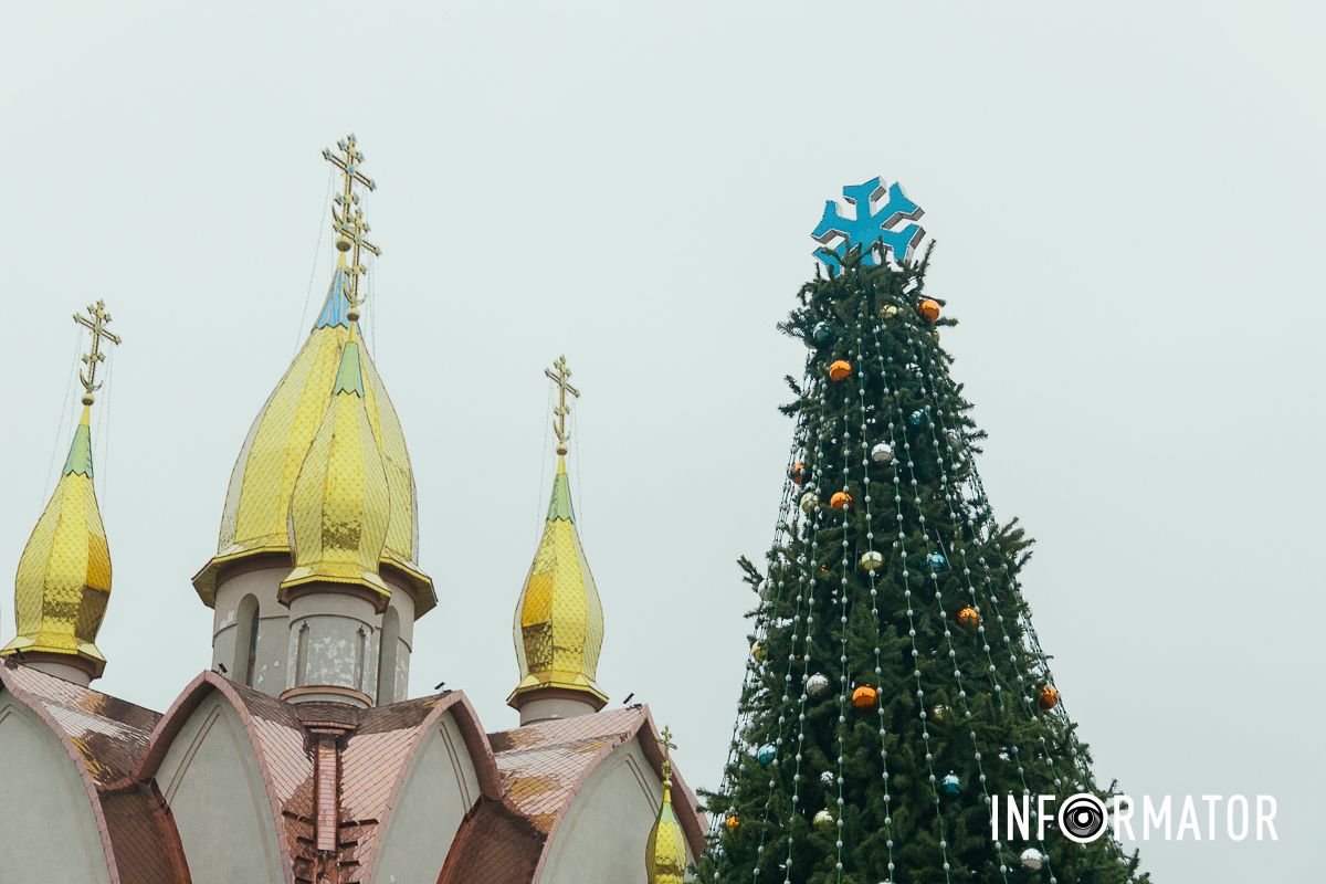 Цю ялинку місто придбало ще у 2020 році У Дніпрі в сквері Усачова встановили новорічну ялинку 8