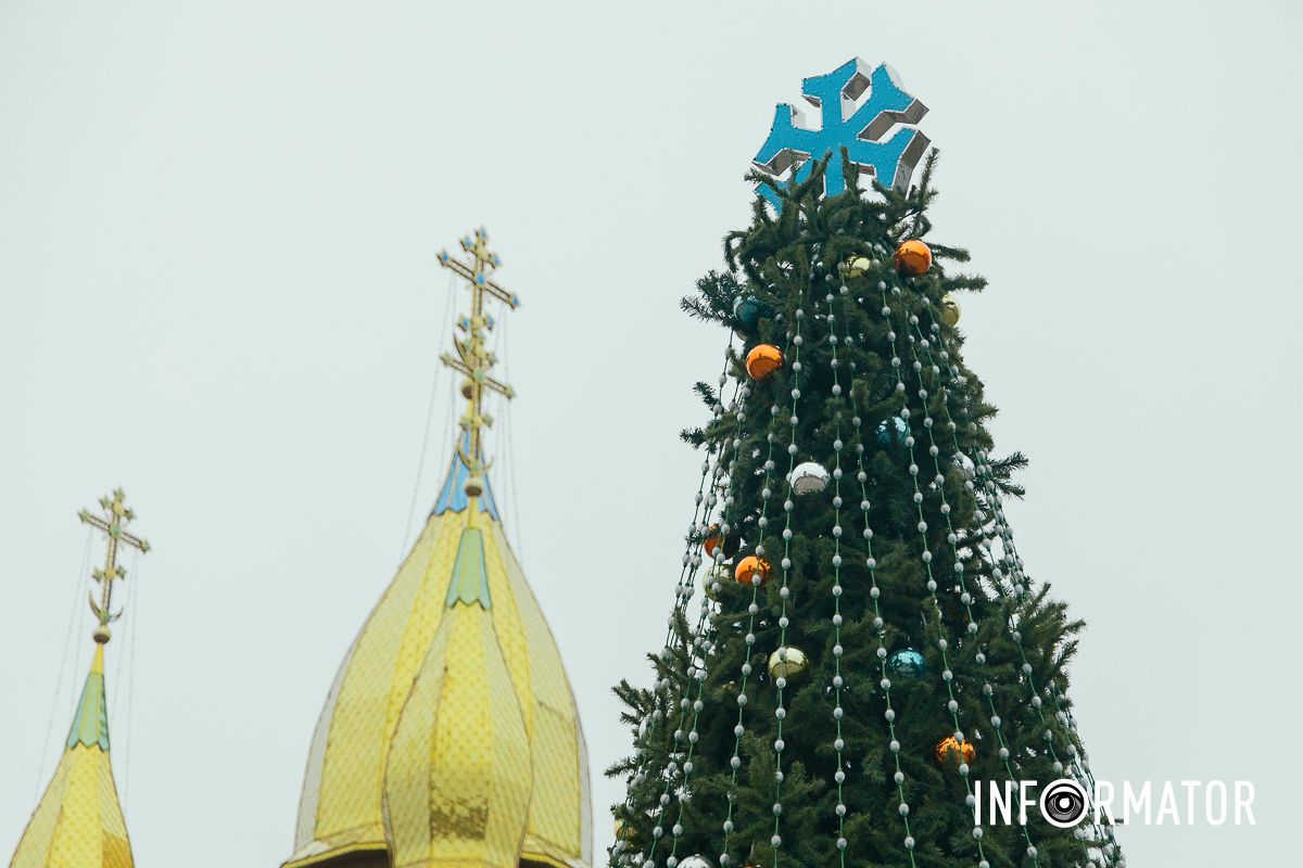 Раніше її встановлювали у Придніпровську та один раз на Райончику У Дніпрі в сквері Усачова встановили новорічну ялинку 9