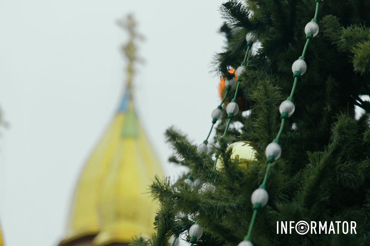 Ялинку включатимуть у вечірні години У Дніпрі в сквері Усачова встановили новорічну ялинку 10