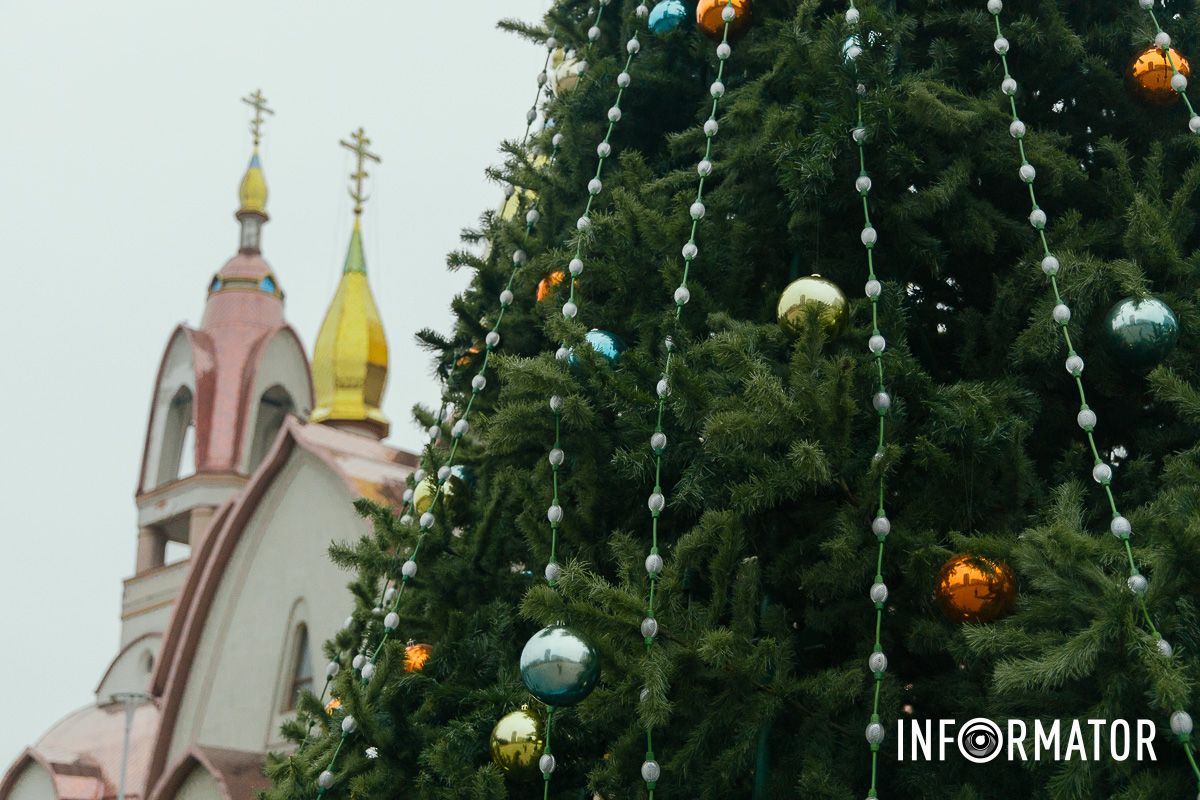 Прикрашена ялинка У Дніпрі в сквері Усачова встановили новорічну ялинку 11