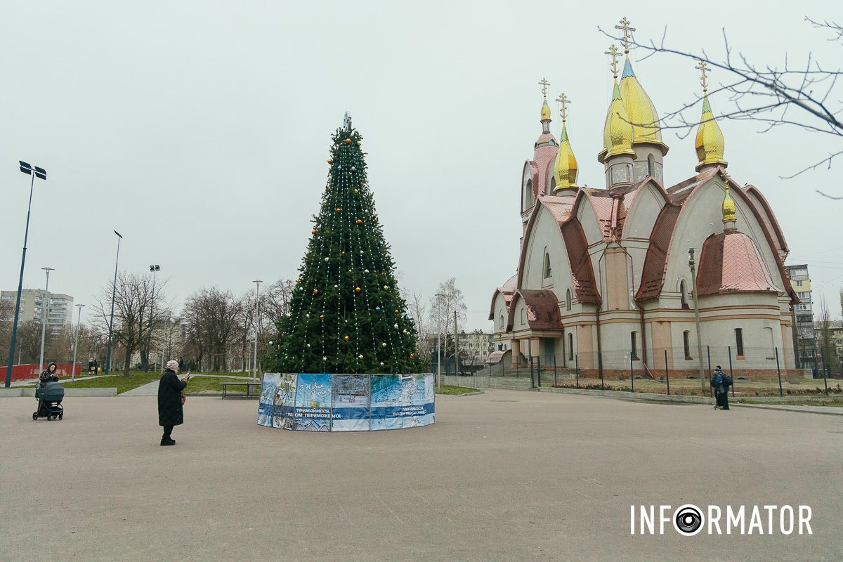 Фото - Максим Якушев У Дніпрі в сквері Усачова встановили новорічну ялинку 13