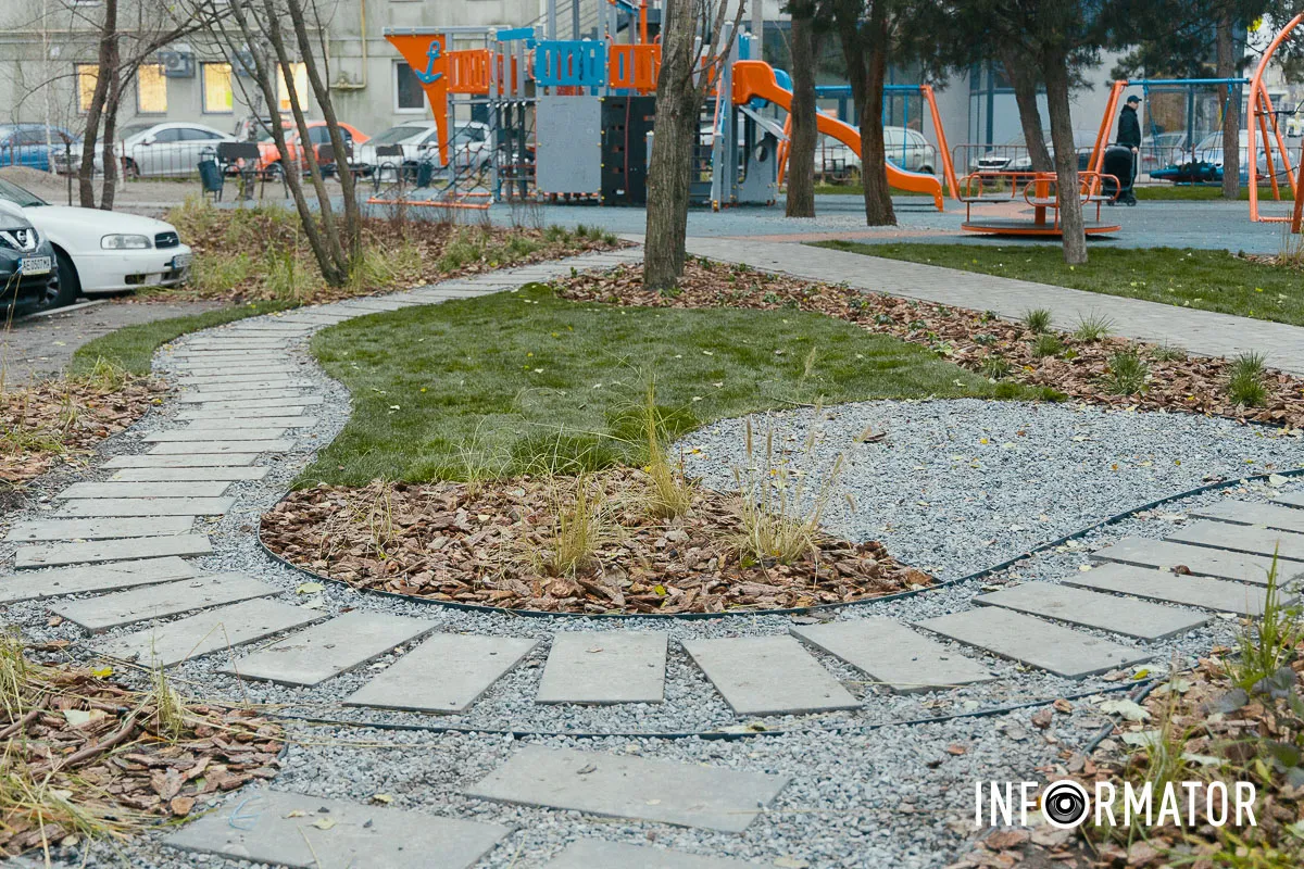 У Дніпрі замість пустиря з’явилася нова зелена зона відпочинку: що там зробили 11