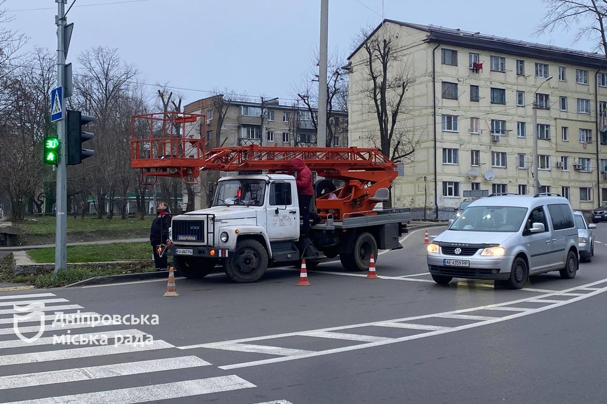 Буде видно в туман і дощ: у Дніпрі почали встановлювати LED-повторювачі на світлофорах 4