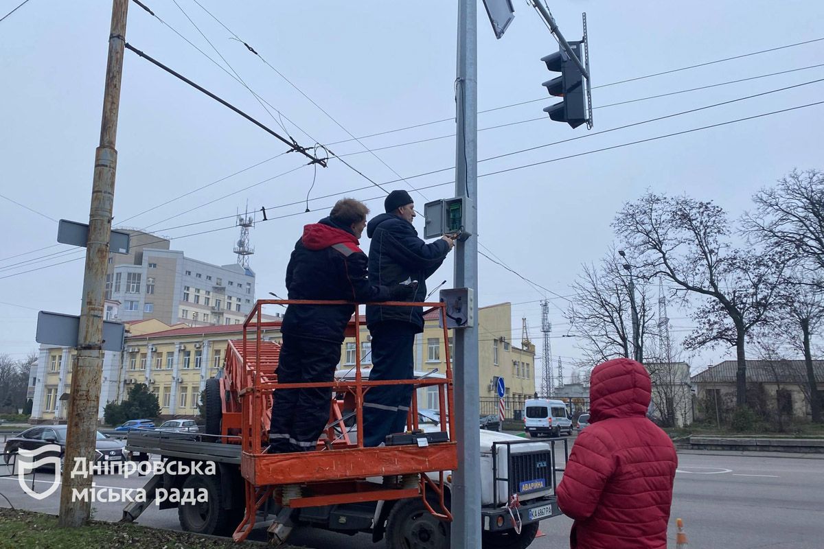 Буде видно в туман і дощ: у Дніпрі почали встановлювати LED-повторювачі на світлофорах 2