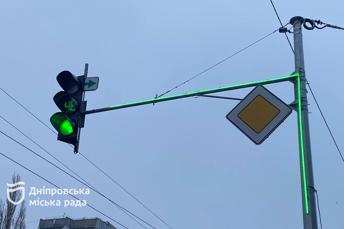Буде видно в туман і дощ: у Дніпрі почали встановлювати LED-повторювачі на світлофорах 1