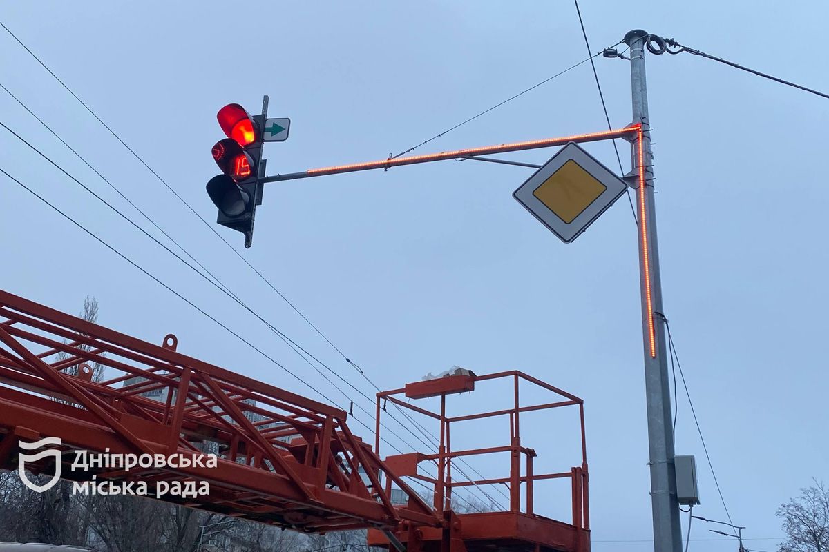 Буде видно в туман і дощ: у Дніпрі почали встановлювати LED-повторювачі на світлофорах 3