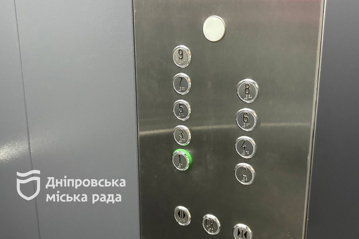 В Днепре восстанавливают жилую инфраструктуру, которая была повреждена в результате вражеских ракетных ударов