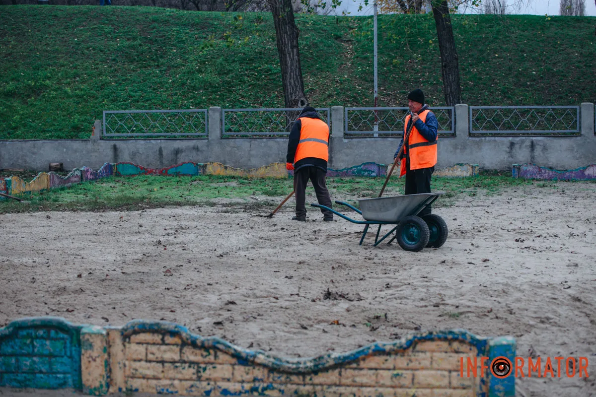 У Дніпрі вранці 6 грудня уламки російської ракети впали прямо на дитячому майданчику в парку Глоби Парк 1