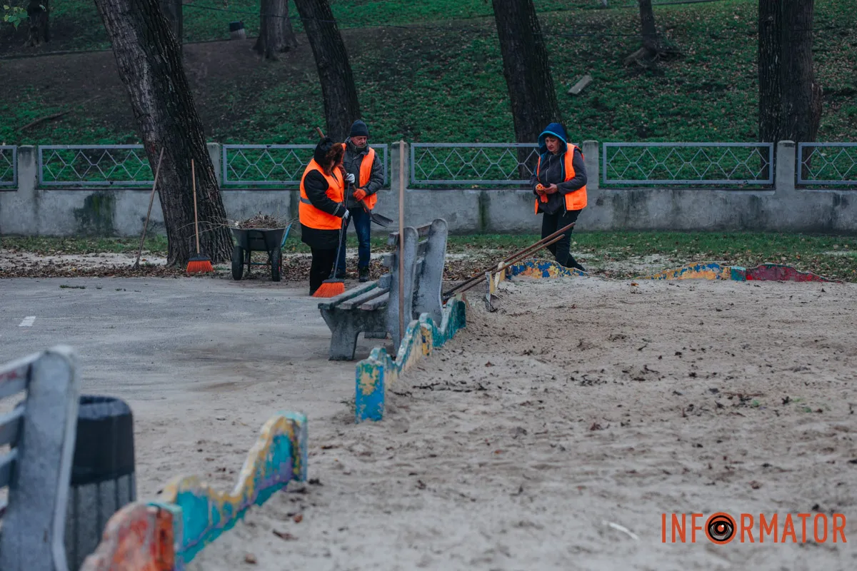 Станом на 12:20 вони продовжують розчищати територію та прибирають уламки Парк 3