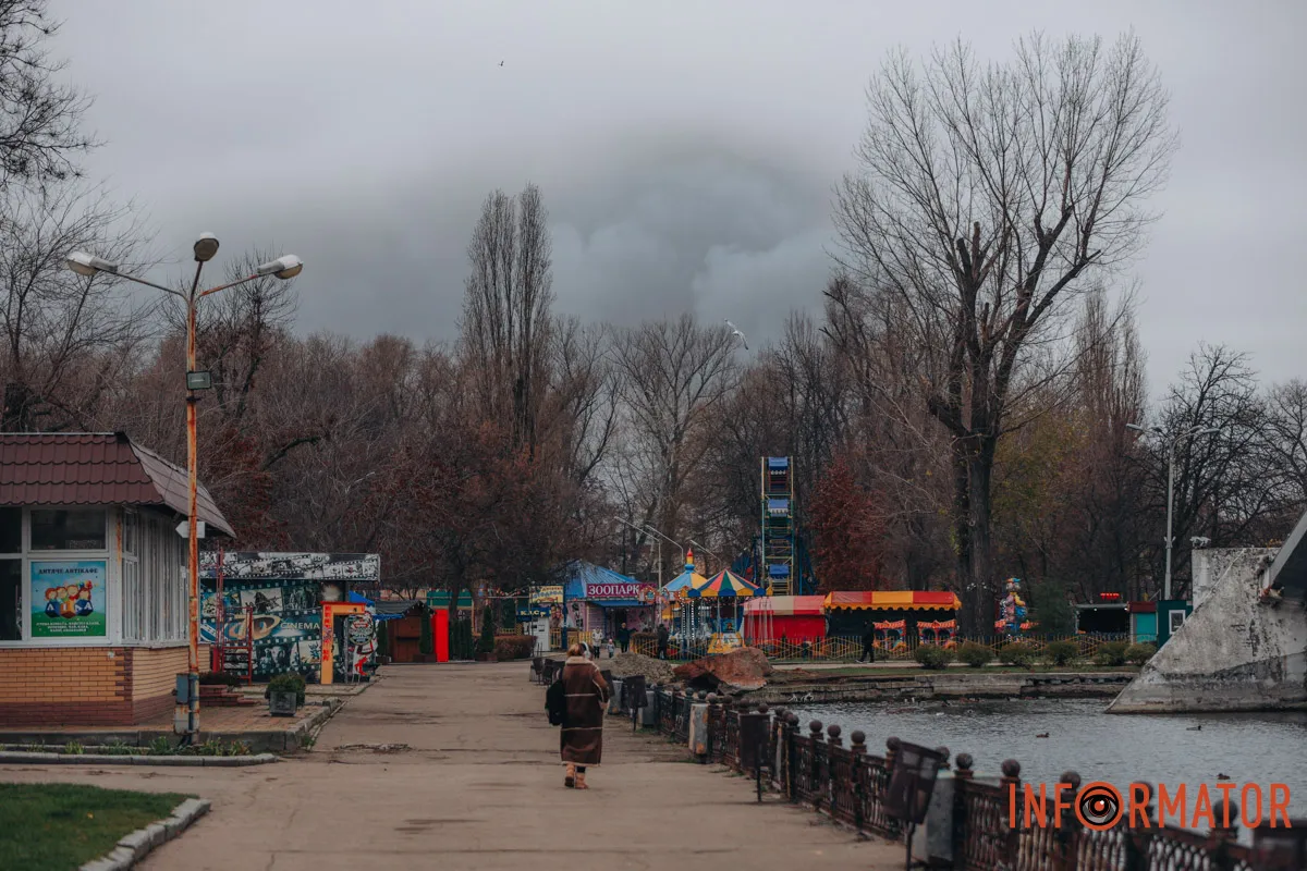 Здалеку видніється дим Парк 5