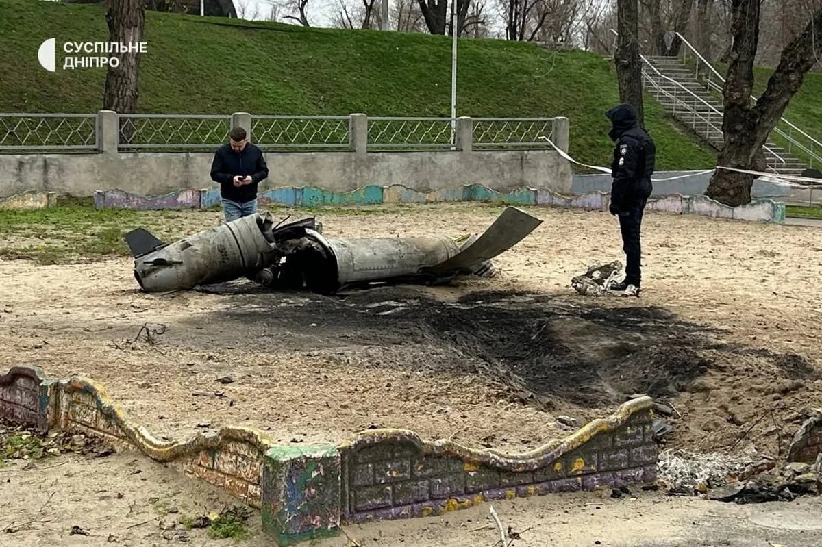 Обломки ракеты обнаружили на детской площадке в парке Обломки ракеты обнаружили на детской площадке в парке