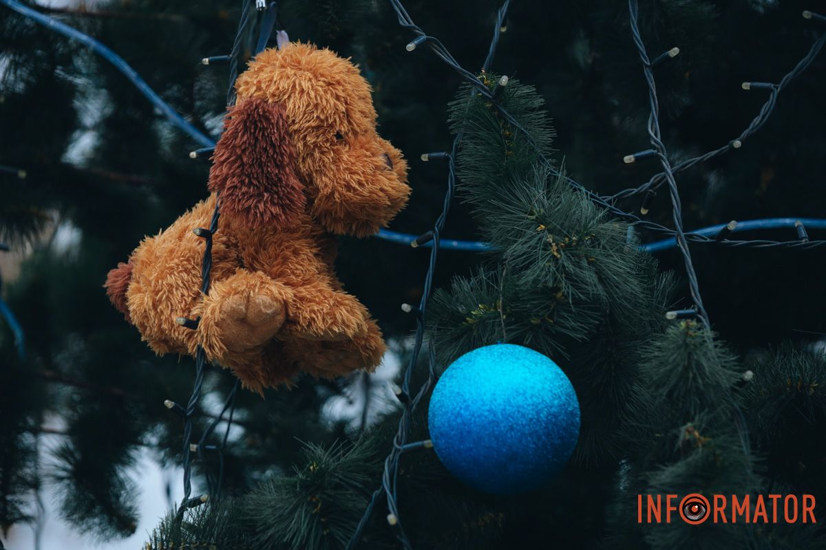 Украсили игрушками