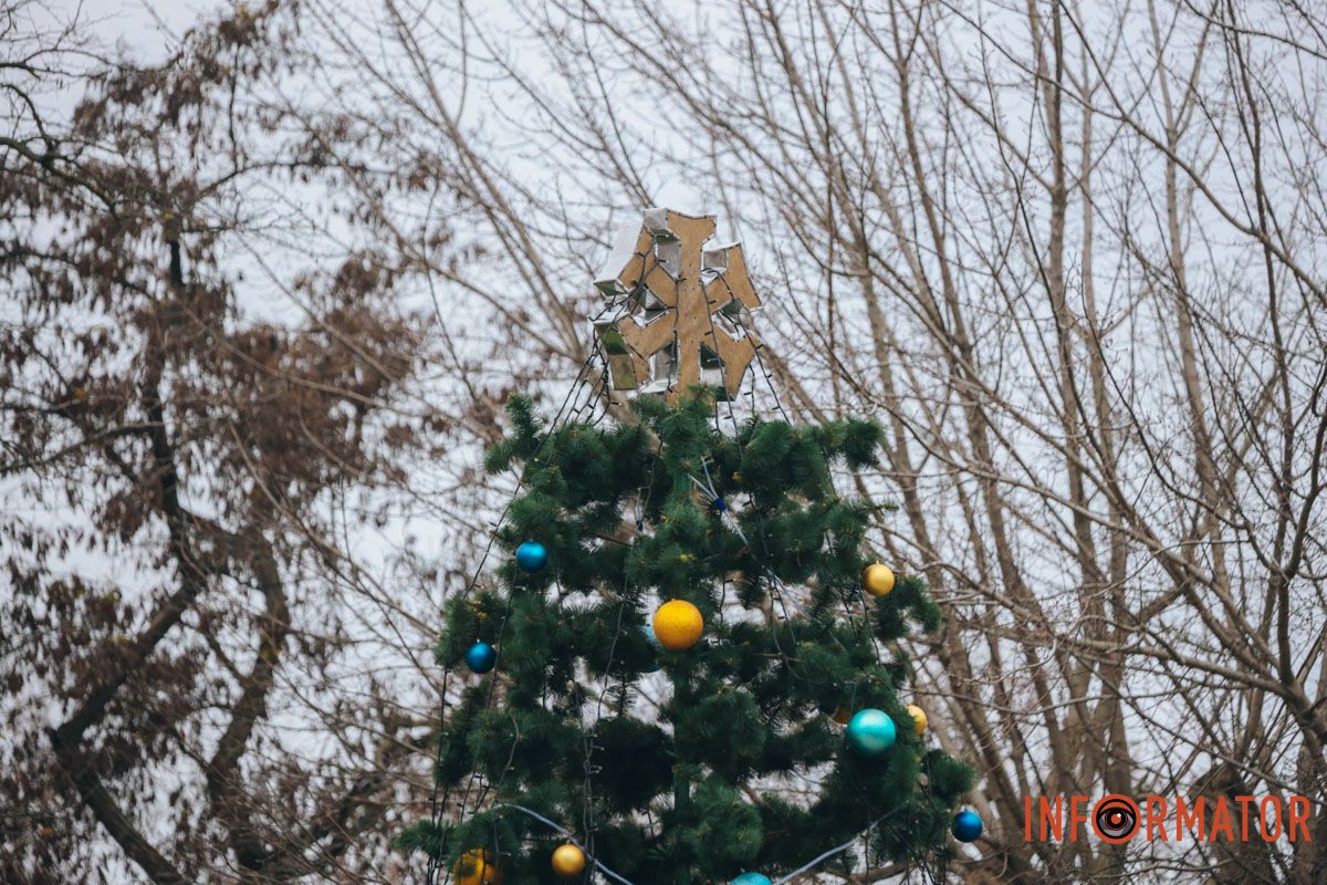 Город украшают к зимним праздникам