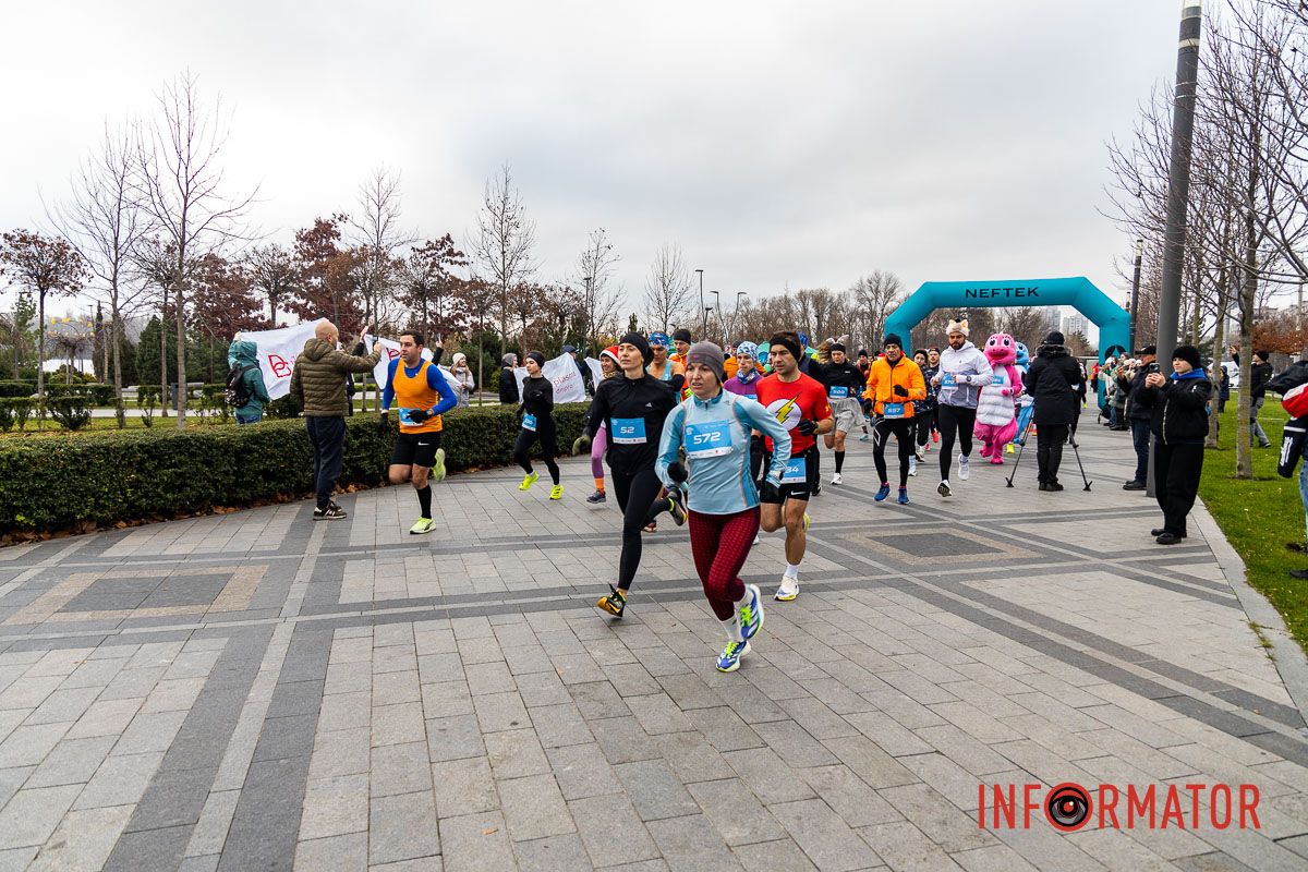 Шукай себе на фото: у Дніпрі у сквері Прибережний проходив благодійний “Забіг Миколайчиків” 14