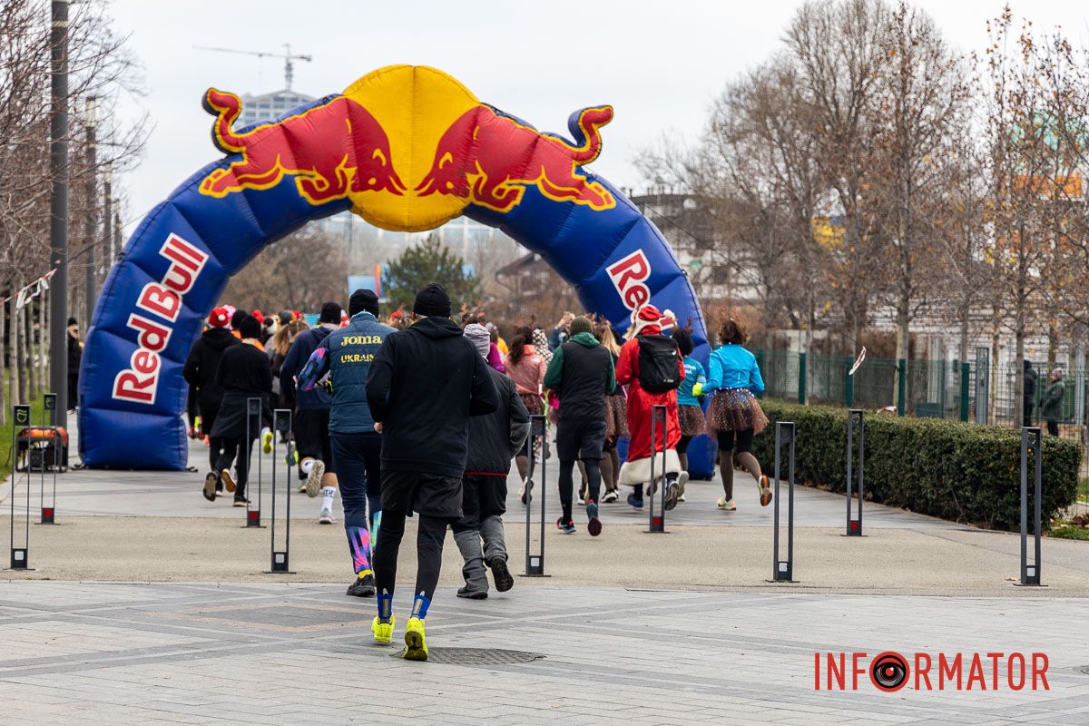 Шукай себе на фото: у Дніпрі у сквері Прибережний проходив благодійний “Забіг Миколайчиків” 16