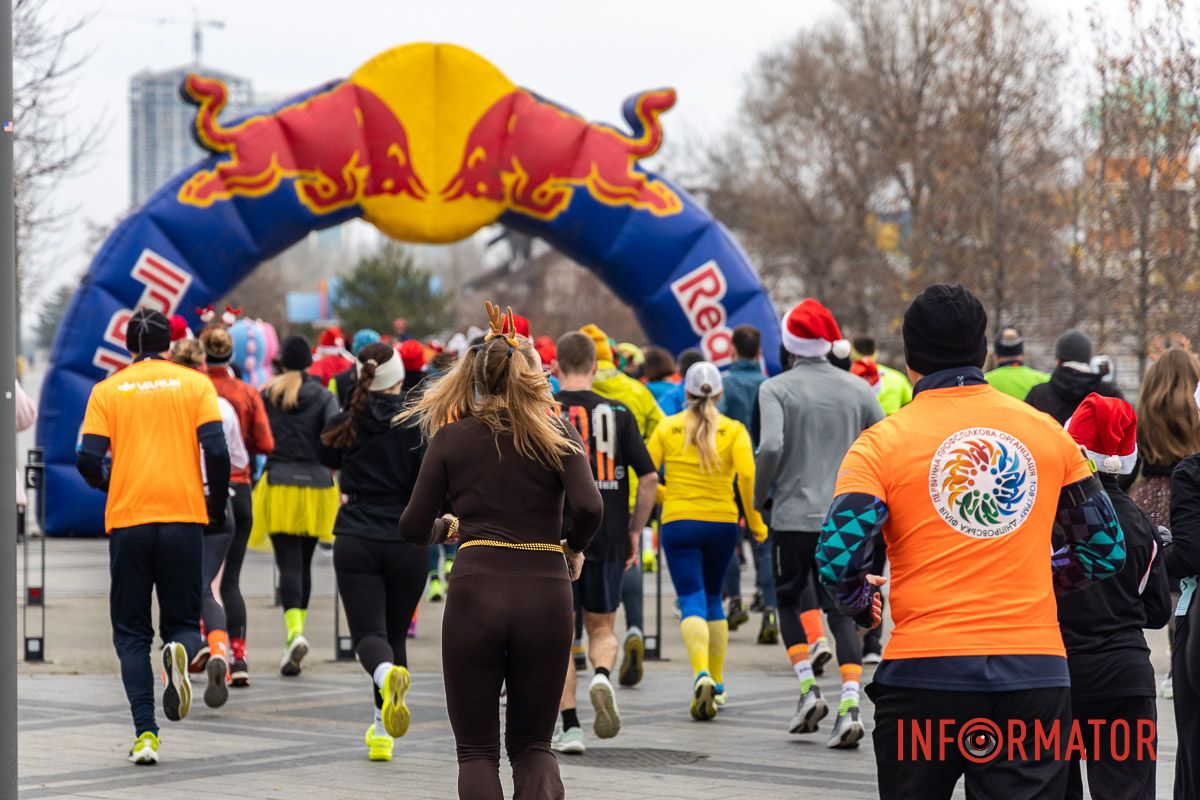 Шукай себе на фото: у Дніпрі у сквері Прибережний проходив благодійний “Забіг Миколайчиків” 15
