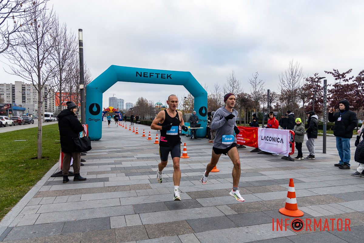Шукай себе на фото: у Дніпрі у сквері Прибережний проходив благодійний “Забіг Миколайчиків” 18