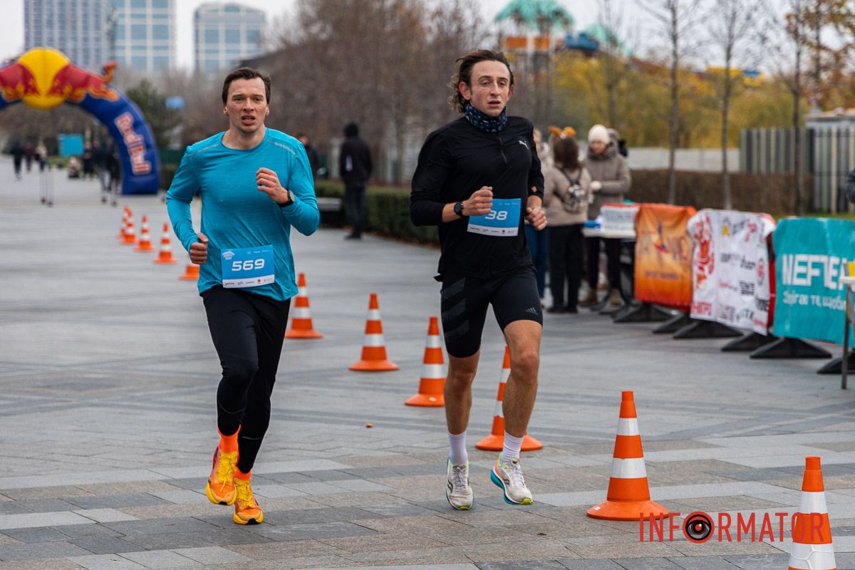 Шукай себе на фото: у Дніпрі у сквері Прибережний проходив благодійний “Забіг Миколайчиків” 17