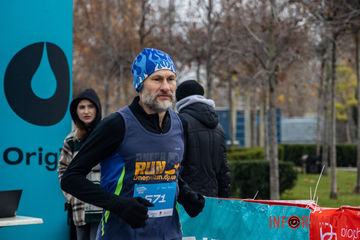 Шукай себе на фото: у Дніпрі у сквері Прибережний проходив благодійний “Забіг Миколайчиків” 21