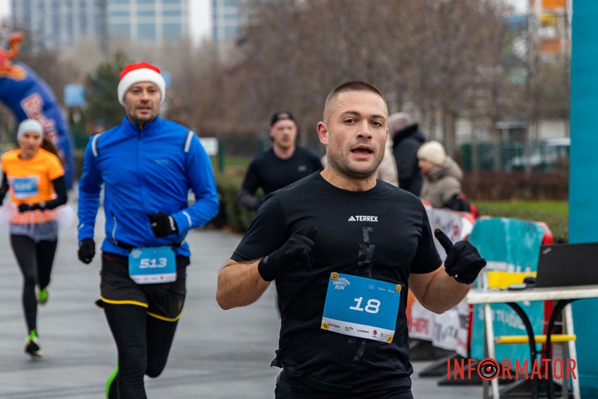 Шукай себе на фото: у Дніпрі у сквері Прибережний проходив благодійний “Забіг Миколайчиків” 28