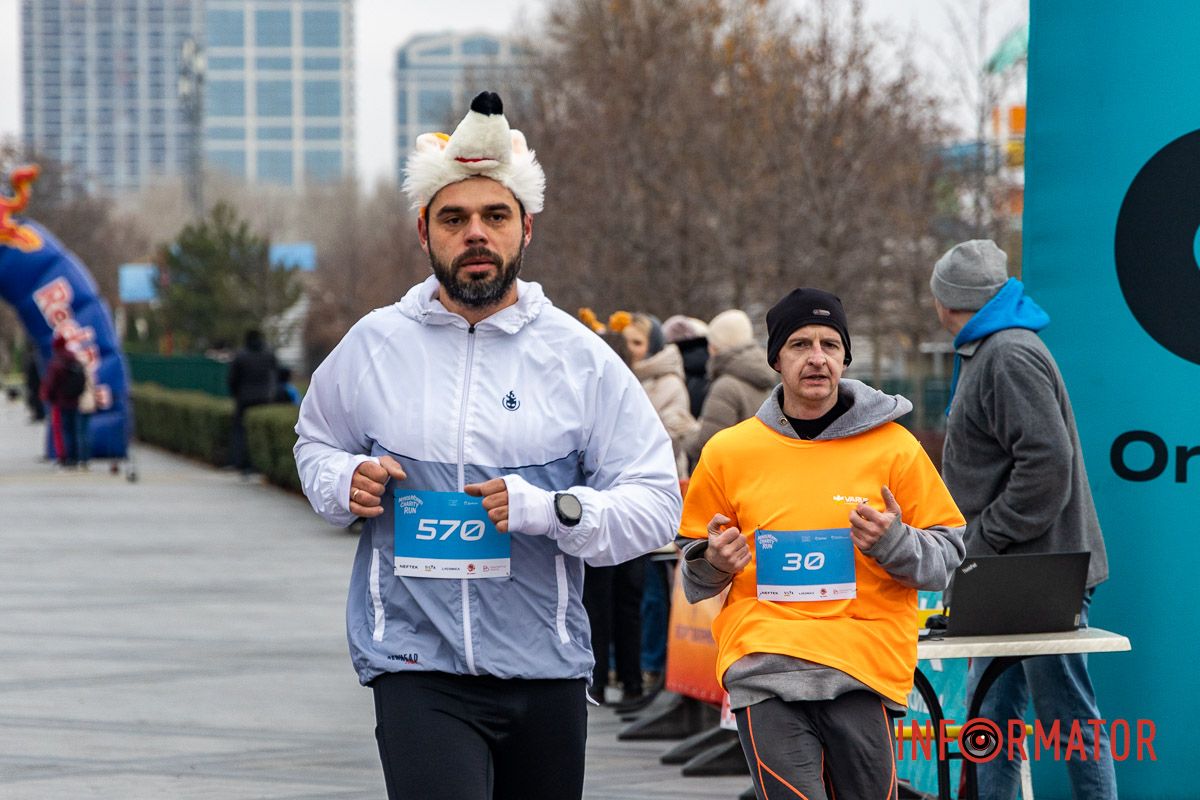 Шукай себе на фото: у Дніпрі у сквері Прибережний проходив благодійний “Забіг Миколайчиків” 26
