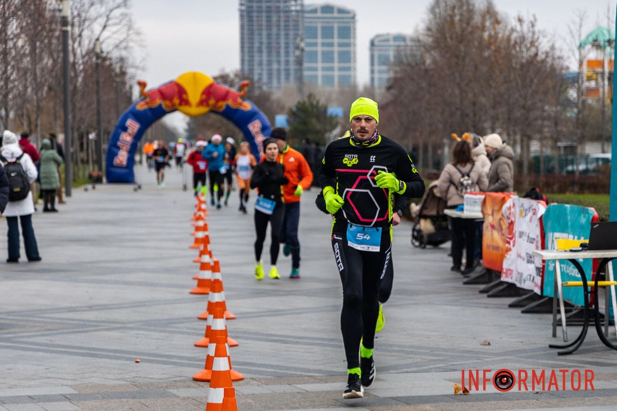 Шукай себе на фото: у Дніпрі у сквері Прибережний проходив благодійний “Забіг Миколайчиків” 23