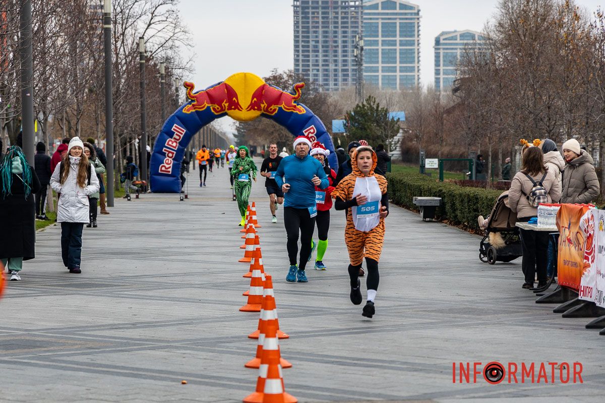 Шукай себе на фото: у Дніпрі у сквері Прибережний проходив благодійний “Забіг Миколайчиків” 27