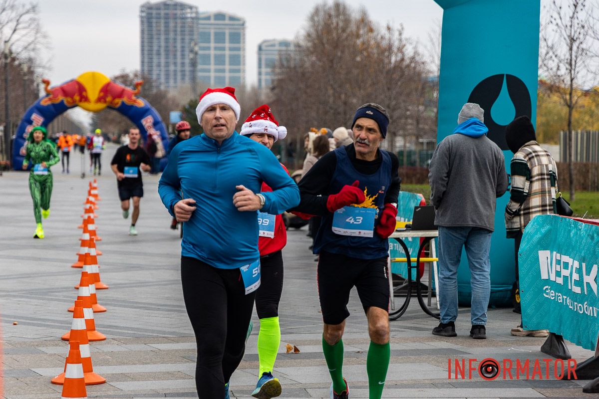 Шукай себе на фото: у Дніпрі у сквері Прибережний проходив благодійний “Забіг Миколайчиків” 24