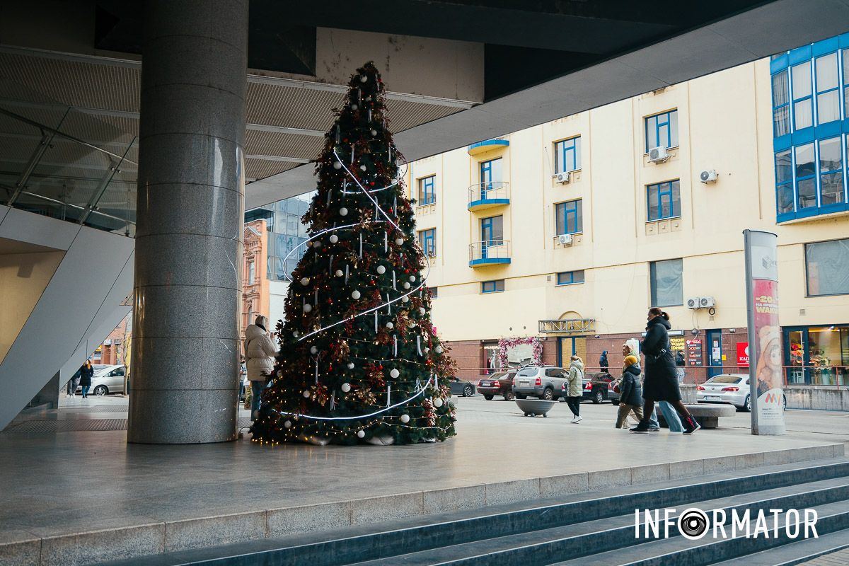 Свято наближається: як виглядають у різдвяні локації біля «МОСТ-Сіті» та «Вавілону» у Дніпрі 1