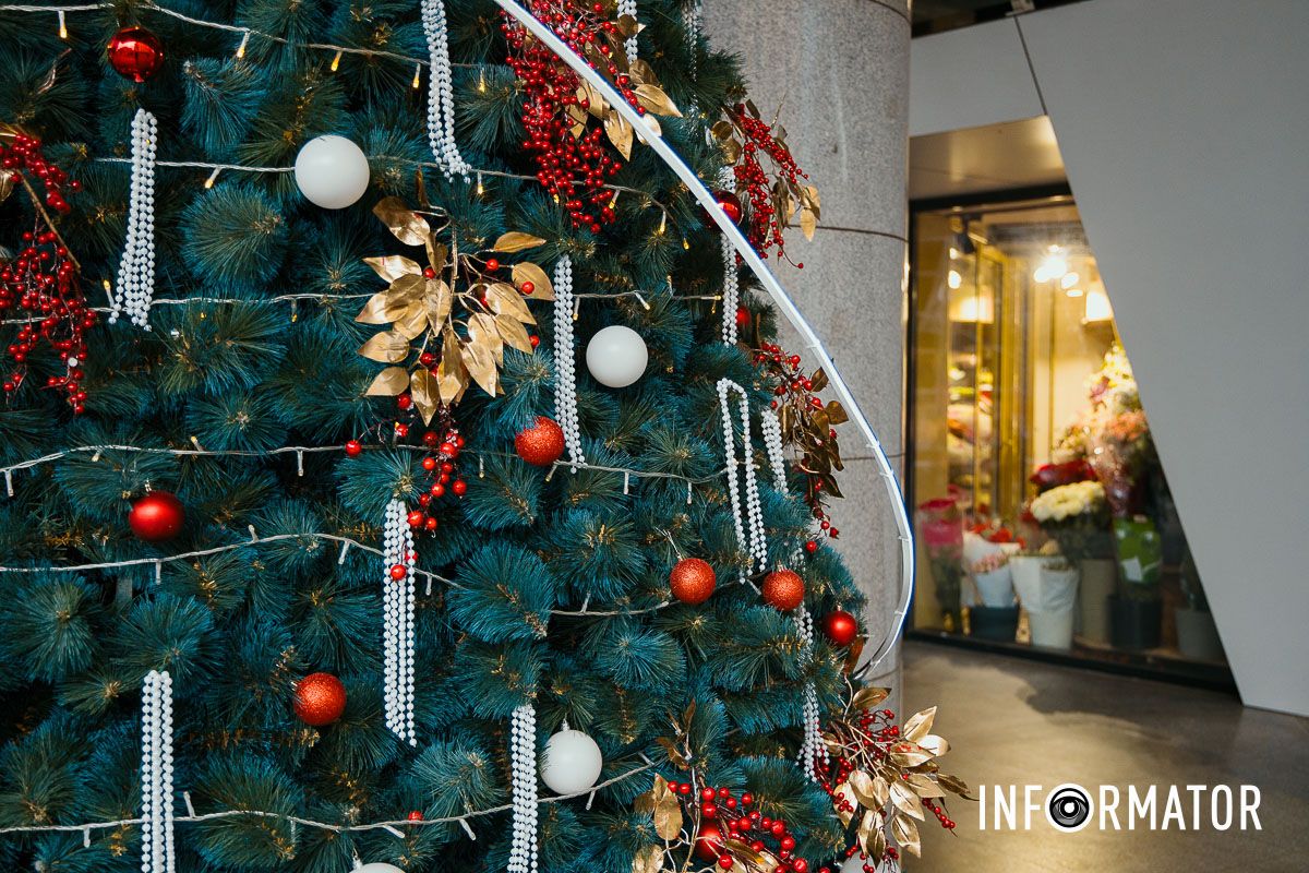 Свято наближається: як виглядають у різдвяні локації біля «МОСТ-Сіті» та «Вавілону» у Дніпрі 6