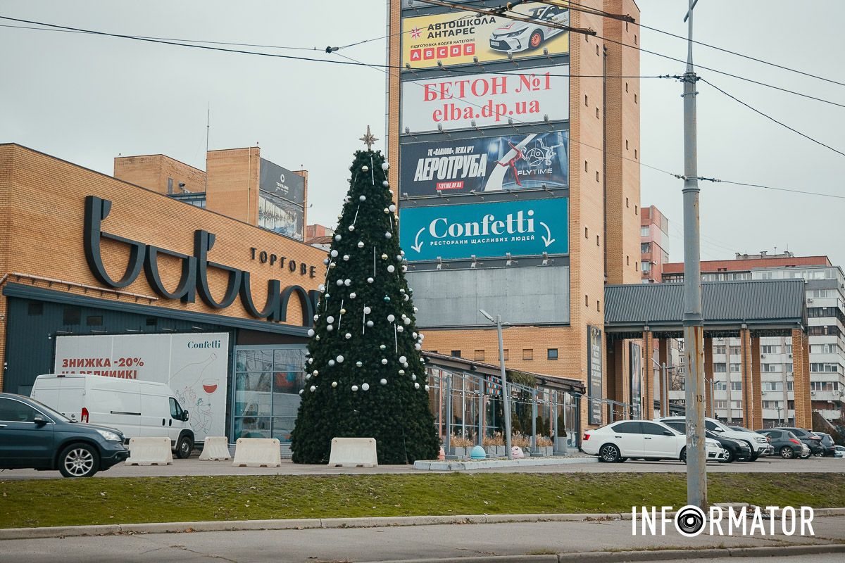 Свято наближається: як виглядають у різдвяні локації біля «МОСТ-Сіті» та «Вавілону» у Дніпрі 10