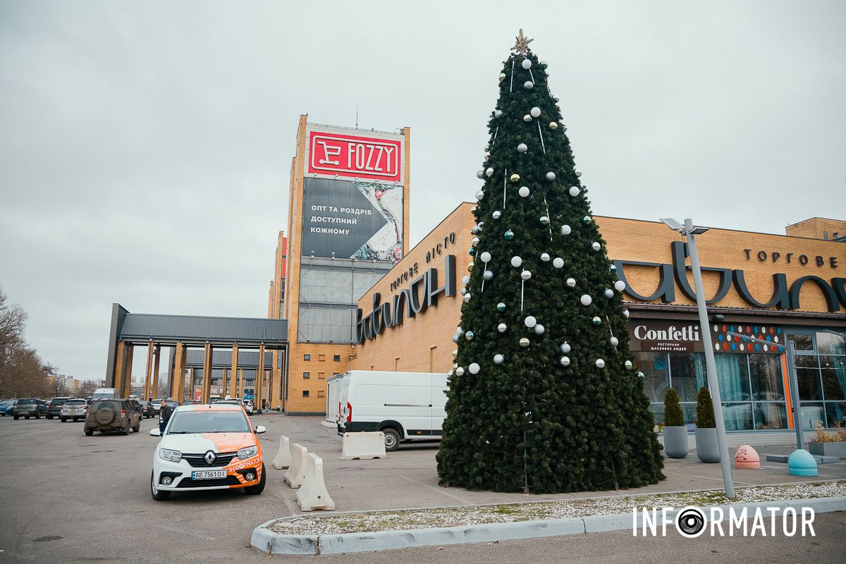 Свято наближається: як виглядають у різдвяні локації біля «МОСТ-Сіті» та «Вавілону» у Дніпрі 11