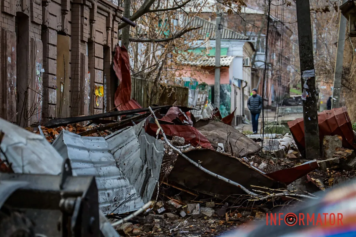 Люди прибирають насліки "руського міра"