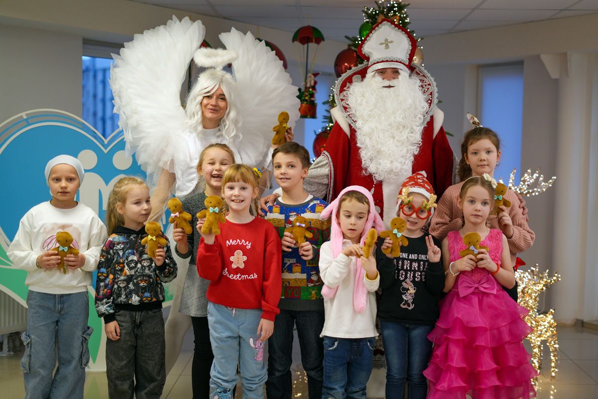 До Дня святого Миколая у центрі хірургії та реабілітації «Геліос» відбувся традиційний святковий захід для дітей Захисників України