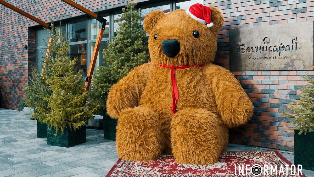 Різдвяна фотозона з величезним ведмедем: де на Набережній Перемоги її знайти