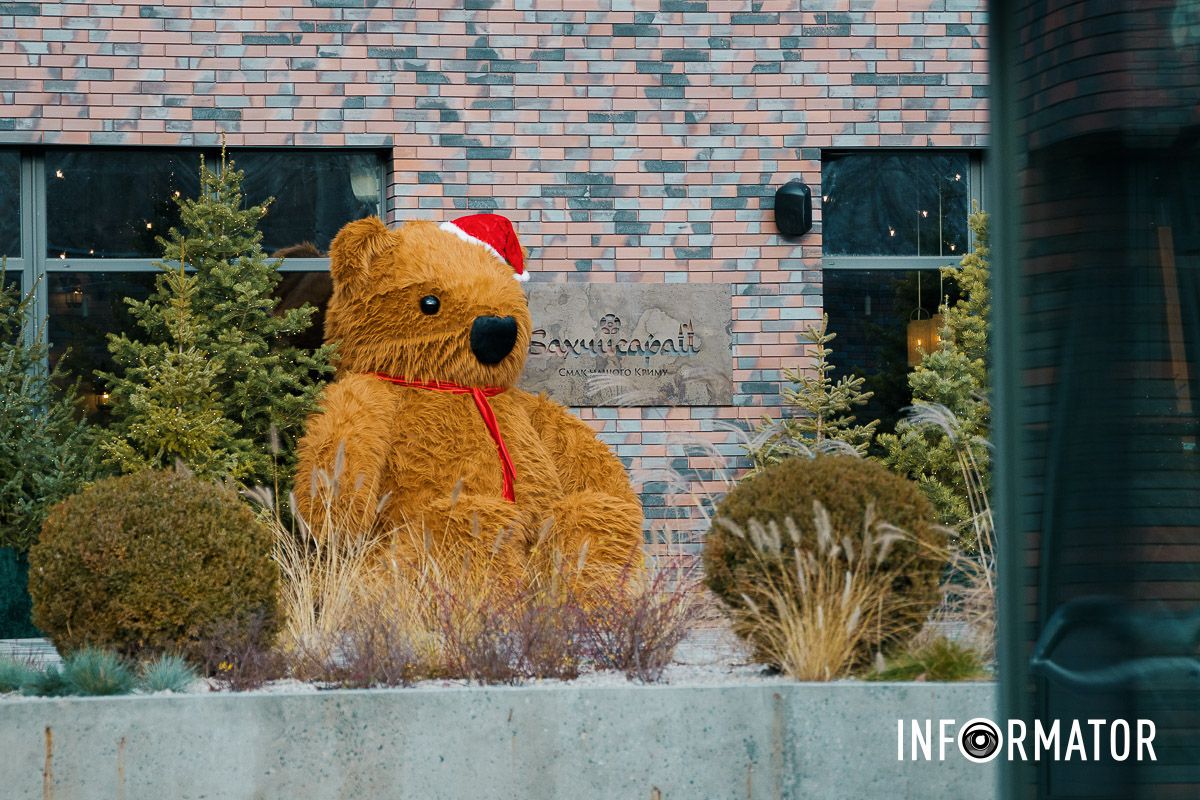 Різдвяна казка з пухнастим ведмедем Різдвяна фотозона з величезним ведведем: де на Набережній Перемоги її знайти 6