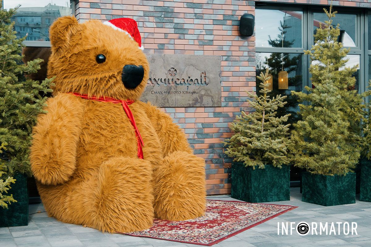 Ведмідь 2 метри у висоту Різдвяна фотозона з величезним ведведем: де на Набережній Перемоги її знайти 4