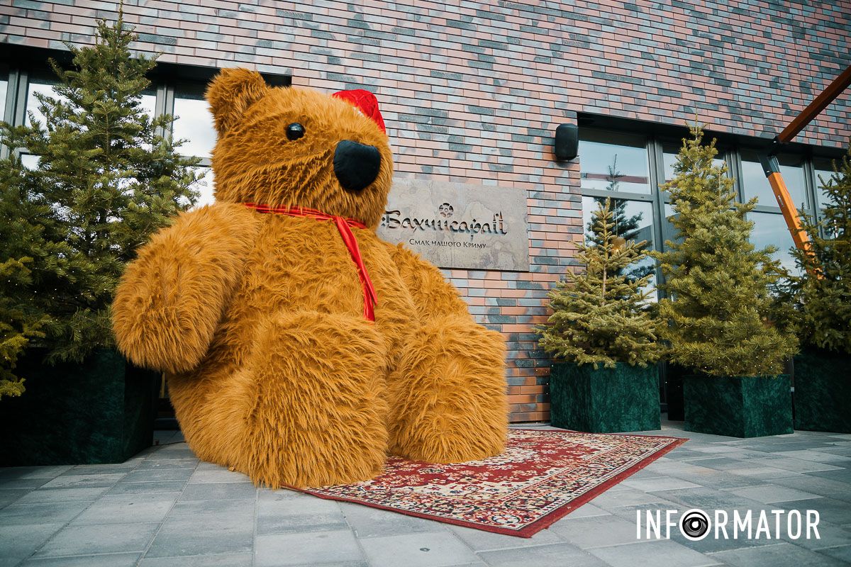 Нам дуже сподобалась ця фотозона Різдвяна фотозона з величезним ведведем: де на Набережній Перемоги її знайти 2