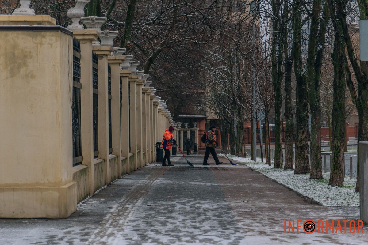 Комунальники чистили сніг з ночі Комунальники чистили сніг з ночі